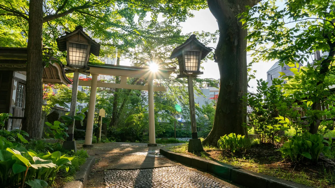 緑と鳥居が印象的な青森の風景