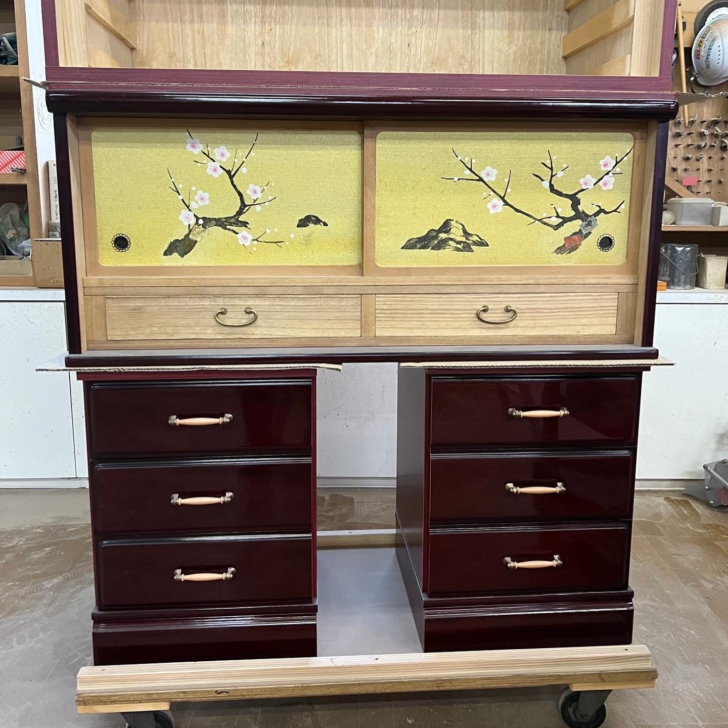 婚礼箪笥を活かして作られた収納家具