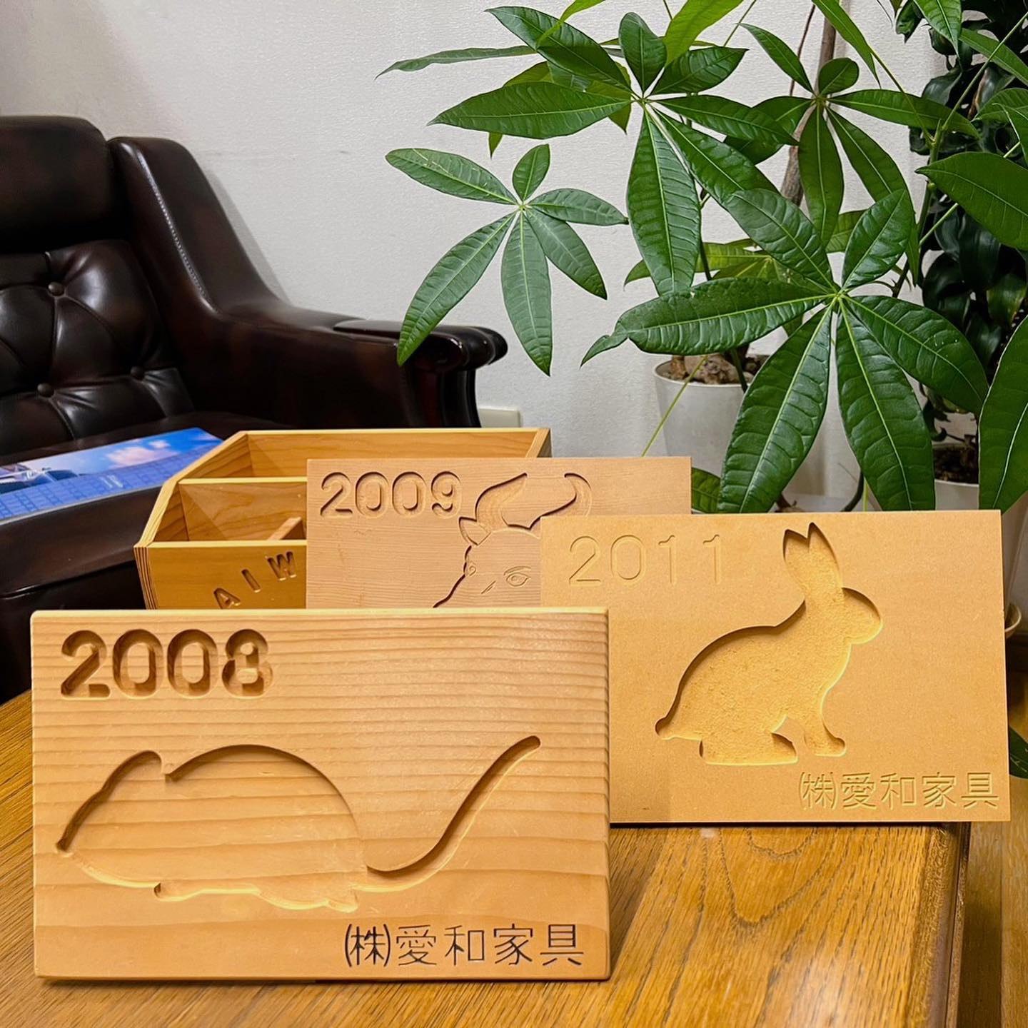 干支の動物をかたどった愛和家具の木製作品
