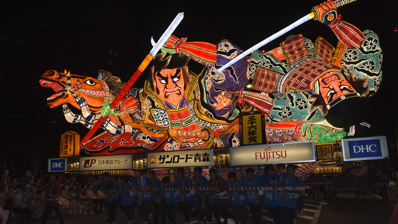 青森ねぶた祭 夜間運行の大型ねぶた(武者人形灯籠)と曳き手