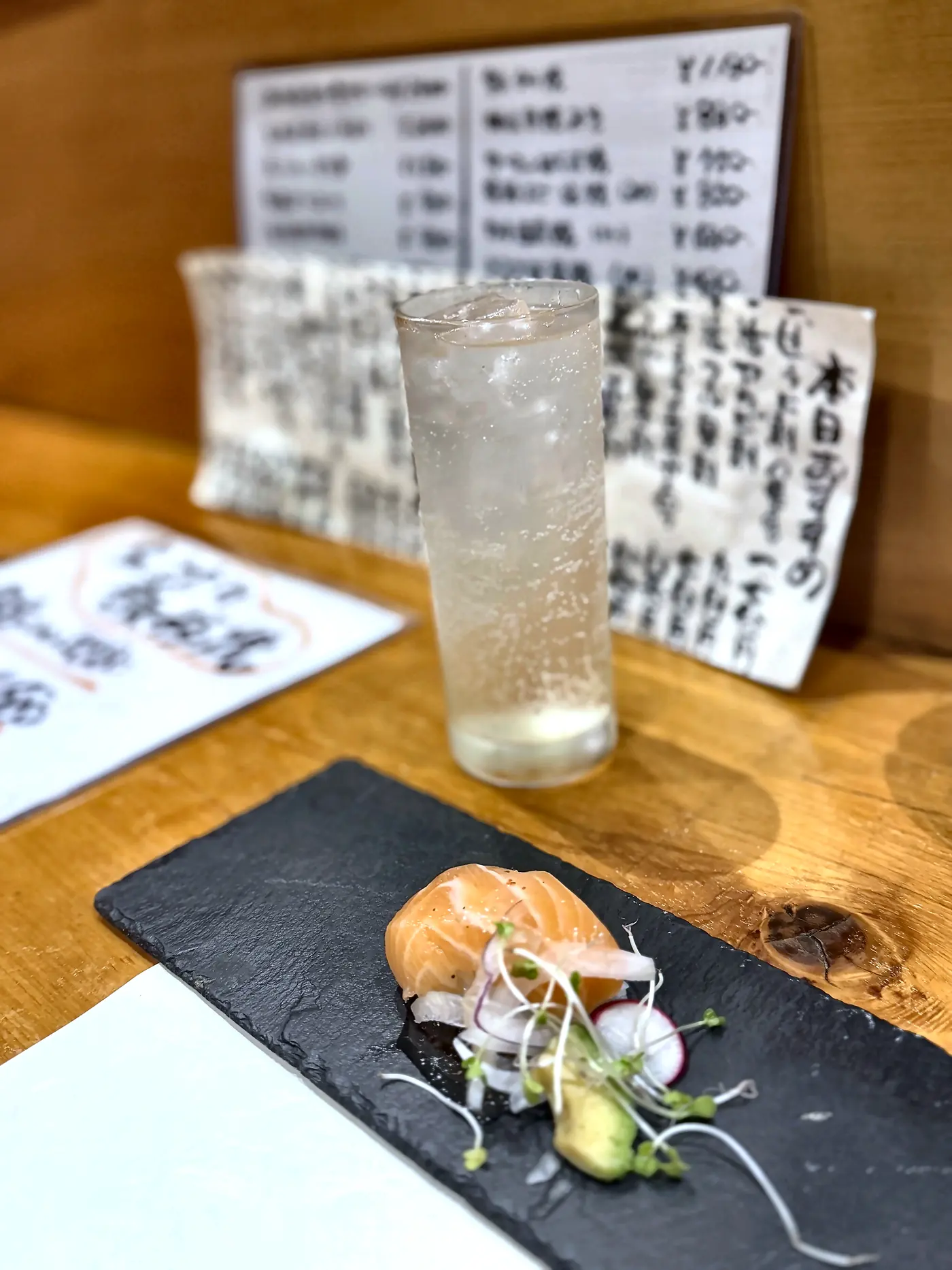 手書きの品書きが下がる酒菜やいし乃のカウンター席