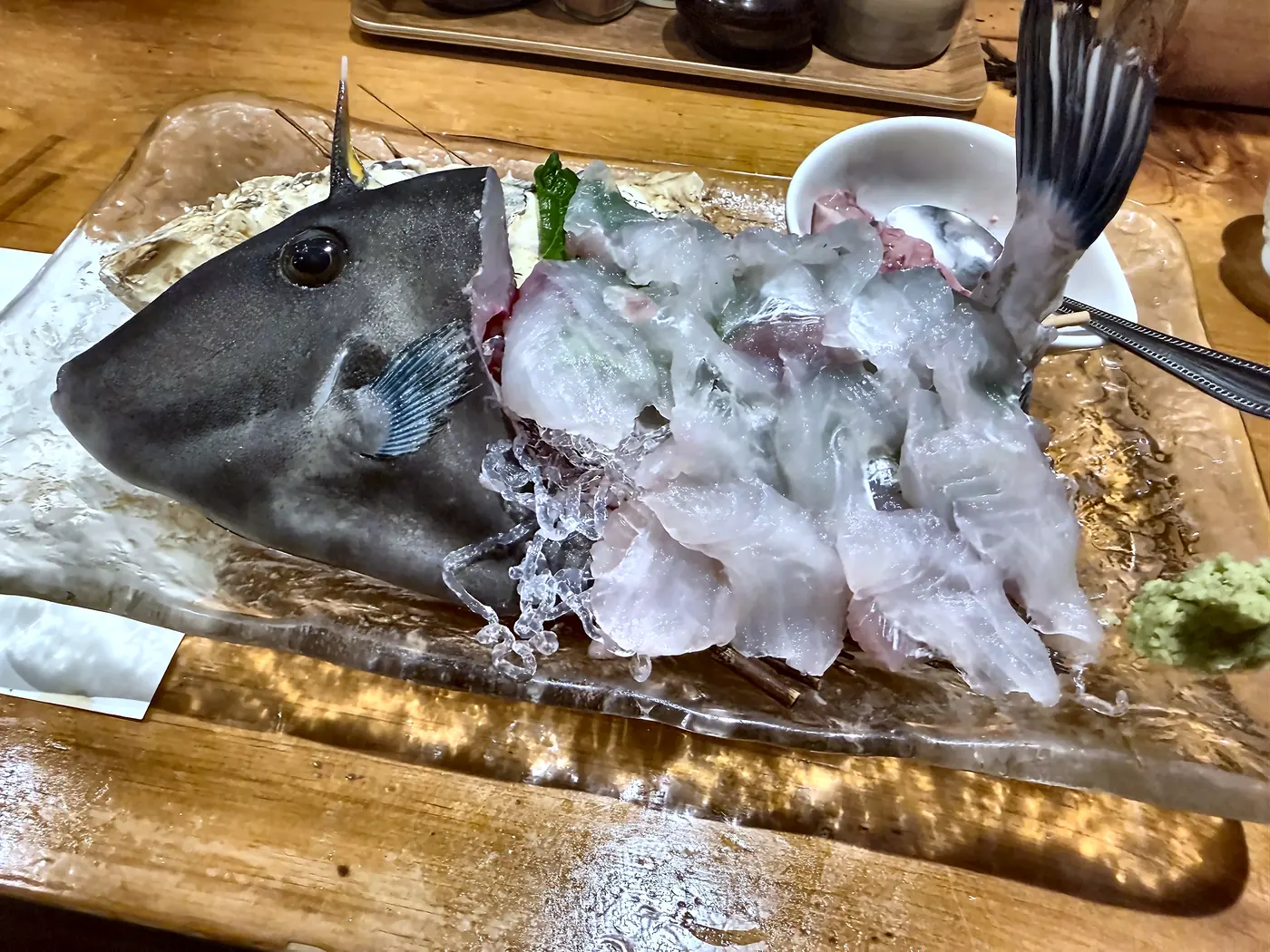カウンターに供された本日の鮮魚の姿造り