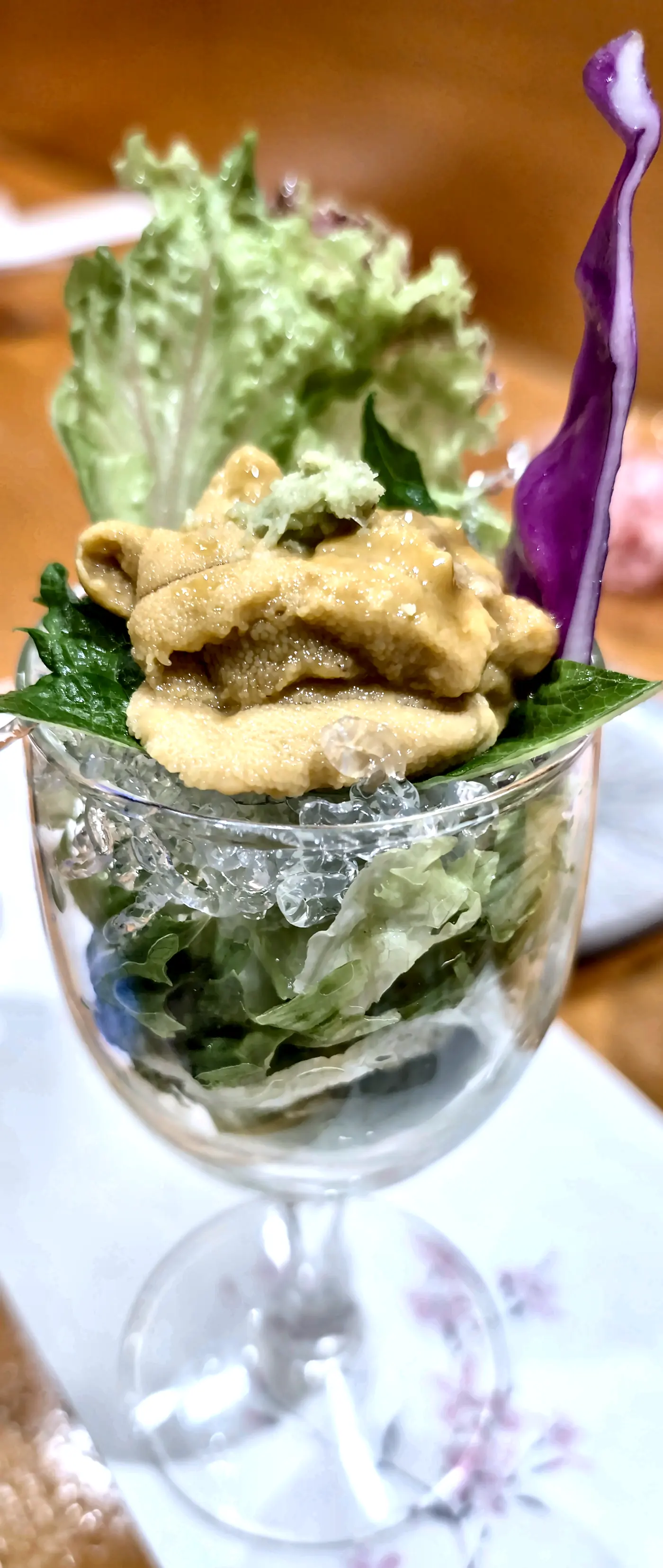 グラスに盛られたうにと野菜の一品