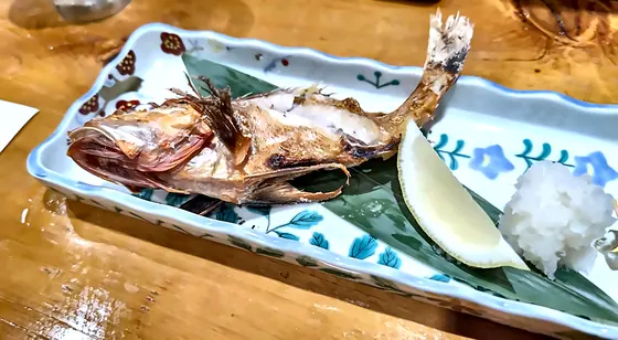 レモンを添えた本日の焼き魚