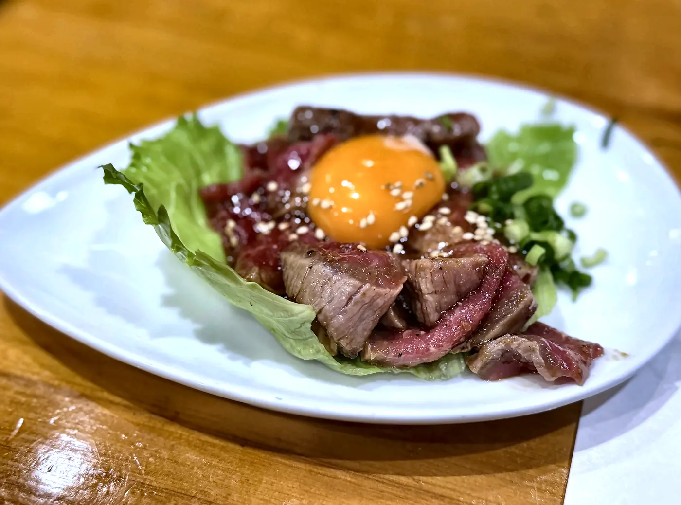 卵黄をのせた牛あぶりユッケ